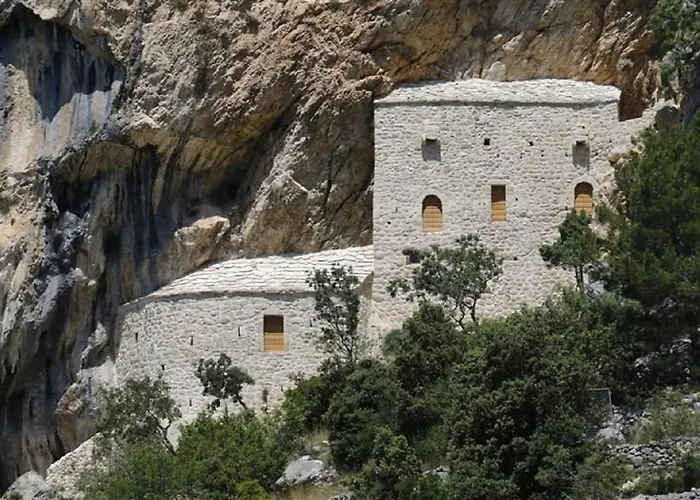 Best Host 2025- Stone Art House Villa Makarska