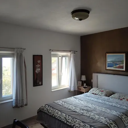 19th Century Stone Art House In Nature Park Vila