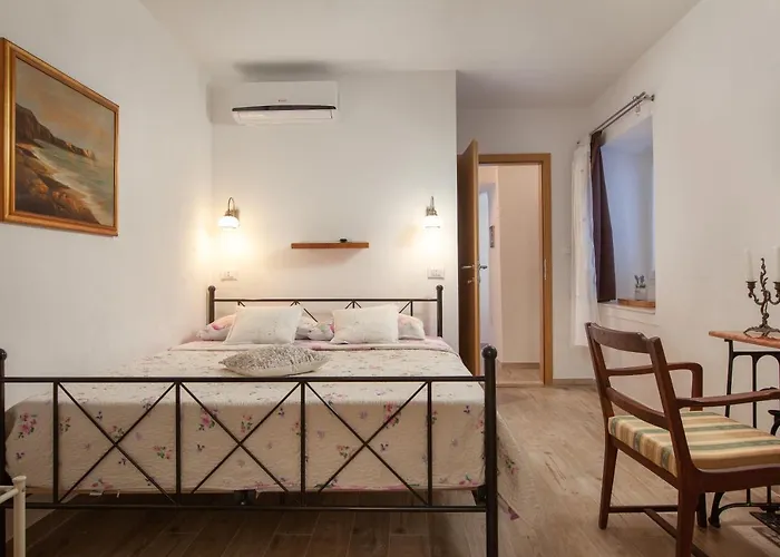 Vila 19th Century Stone Art House In Nature Park