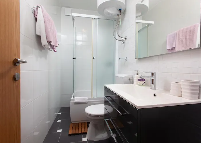 19th Century Stone Art House In Nature Park Vila *